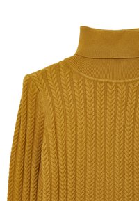 Pull en maille jaune moutarde avec un col roulé texturé et un motif en côtes. Fabriqué dans un matériau doux et confortable.