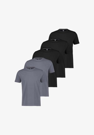 Vijf effen T-shirts met ronde hals in zwart en grijs, gerangschikt in een verspringende overlappende layout op een witte achtergrond.