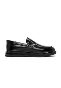 Mocassins en cuir noir avec une finition lisse, dotés d'une couture et d'une sangle surélevée à travers le cou-de-pied. Semelle en caoutchouc élégante et profil bas.
