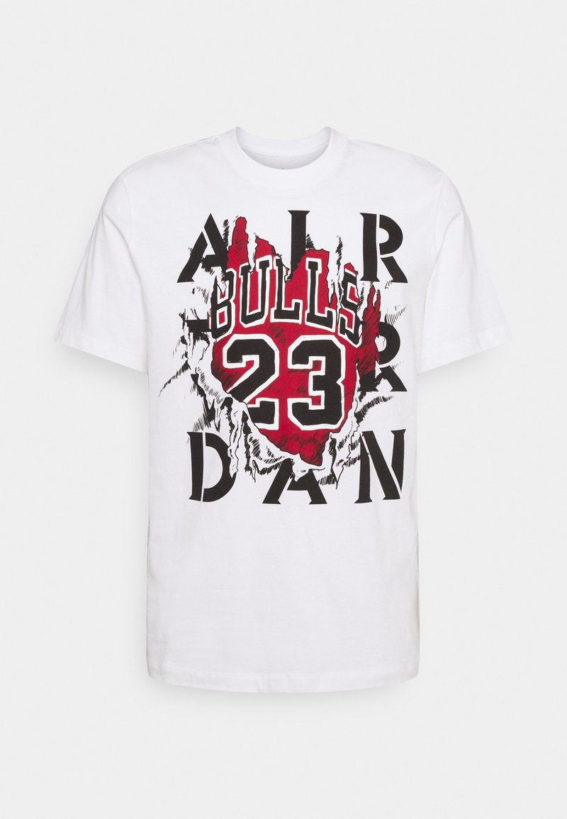 Bílý tričko s roztrženou grafikou, která odhaluje červený dres Chicago Bulls s číslem 23, a černým fragmentovaným textem "Air Jordan" kolem něj.