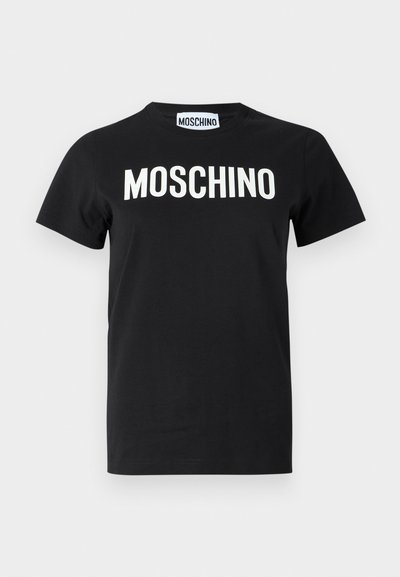 Melnas kokvilnas T-krekls ar apaļu kakla izgriezumu un drosmīgu baltu "MOSCHINO" uzrakstu priekšpusē. Īsas piedurknes un klasiskas formas dizains.