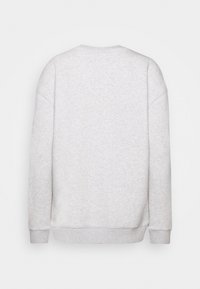 Sudadera gris claro, cuello redondo, mangas largas, puños y dobladillo acanalados. Textura suave con un acabado liso, sin patrones ni acentos visibles.