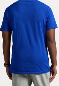 Královská modrá krátký rukáv tričko z měkké bavlny s kulatým výstřihem. Má hladkou texturu a volný střih, s jednoduchým designem.