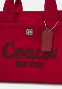 COACH CARGO TOTE BAG - Kézitáska - red