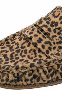 Pantofole con stampa leopardata in morbido camoscio, con design a risvolto, texture arricciata alla base e macchie nere a contrasto.