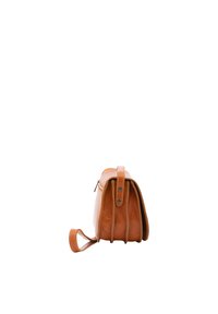 Borsa in pelle tan con forma rettangolare, chiusura con zip e una corta tracolla. Presenta dettagli cuciti e una superficie liscia.