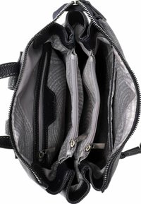 Musta nahkainen käsilaukku avoinna näyttäen kolme pääosastoa, joista kahdessa hopeanväriset vetoketjusulkimet, ja sisäpuolella harmaa kangasvuori, jossa tekstikuvio.