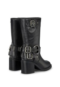 Schwarze Leder-Stiefeletten mit mehreren silbernen Schnallenakzenten, einer runden Spitze und einem stabilen Absatz. Glatte Textur und robustes Design.