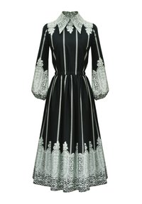 Czarna sukienka z kołnierzykowym dekoltem, długimi rękawami i elastycznym paskiem w talii. Na dole i górnych rękawach znajdują się wymyślne wzory z białej koronki.
