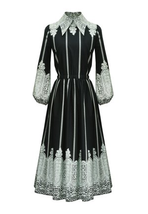 Czarna sukienka z kołnierzykowym dekoltem, długimi rękawami i elastycznym paskiem w talii. Na dole i górnych rękawach znajdują się wymyślne wzory z białej koronki.
