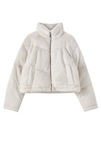 Chaqueta de piel sintética recortada en color blanco roto, con un alto cuello, cremallera frontal, dos bolsillos laterales y textura acolchada.
