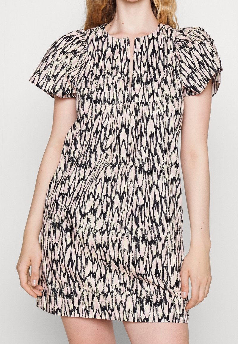 Robe courte avec un motif abstrait rose et noir, des manches bouffantes, un col rond et un discret détail en forme de trou de serrure à l'avant. Tissu doux.