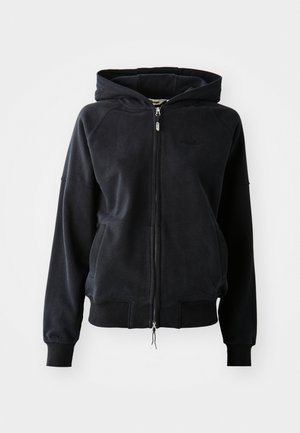 Juodas zip-up džemperis, pagamintas iš minkštos medžiagos, su reguliajamu gobtuvu, gipiūrinėmis rankovėmis ir apačia, ant krūtinės turi logotipą ir dvi priekinės kišenes.