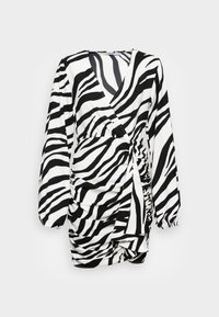 Robe à imprimé zèbre noir et blanc avec des manches longues, design drapé, texture froncée et détail de taille cintrée.