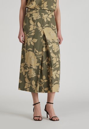 Gonna midi floreale in tessuto verde oliva con motivo di rose beige e foglie, cintura piatta e una piega anteriore per un maggiore movimento.