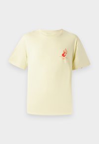 Camiseta de algodón amarillo claro con cuello redondo y mangas cortas; presenta un gráfico rojo de un vaso de helado en el lado izquierdo del pecho.