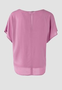 Roze blouse met korte mouwen, voorzien van een relaxte pasvorm, ronde halslijn en een subtiele middennaad op de rug. Zachte stof met een gladdige textuur.
