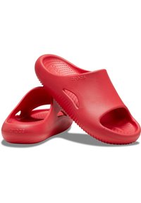 Zuecos rojos de goma con punta y talón abiertos, plantilla texturizada y acentos laterales elevados, que cuentan con un diseño ligero y suela estriada.