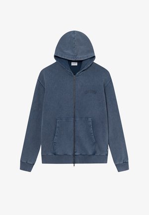 Zip-up jopica v zbledeli modri barvi, izdelana iz bombaža. Ima kenguru žep, rebraste manšete in rob. Vključuje kapuco z vrvico in detajl z logotipom.