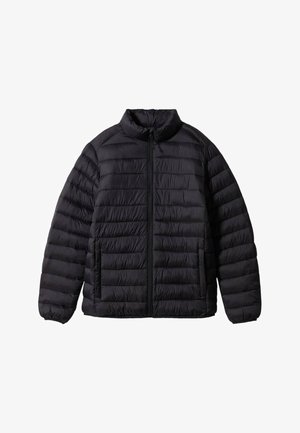 Sort polstret jakke med høj krave, lynlås foran og tekstureret, vandret quiltet design. Inklusive sidelommer.