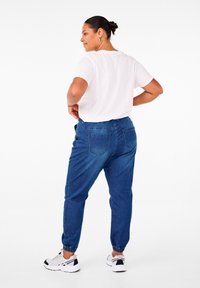 Zizzi JOGGERS WITH POCKETS - Siaurėjantys džinsai - dark blue denim
