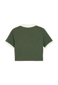 Grøn kortærmet polo-shirt med hvid krave og manchetter. Materialet virker blødt og let struktureret, og trøjen har et cropped design.