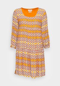 Bloemenpatroon jurk met een vierkante halslijn, driekwartmouwen en een gerimpelde zoom. Kleuren zijn oranje, roze en wit. Katoenen stof.