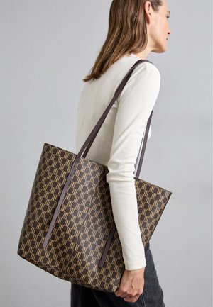Brun mönstrad tote-väska med mörkbruna handtag. Har en geometrisk design, bred öppning och hållbar konstruktion.