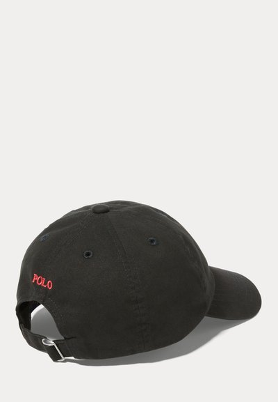 Sort baseballkasket med rød "POLO" broderi på bagsiden og justerbar spænde i metal, vist fra en bagvinkel.