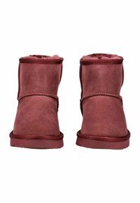 Stivaletti corti in suede bordeaux con rivestimento in pelliccia, dotati di una cintura singola sulla parte anteriore e suola in gomma testurizzata.