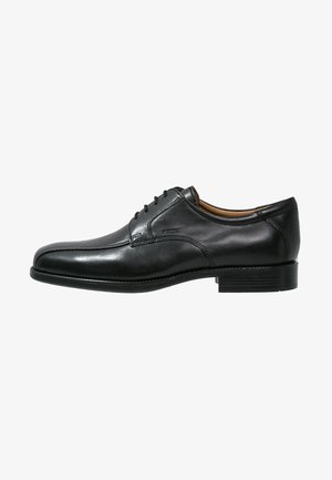 Scarpa da uomo in pelle nera con finitura liscia, punta tonda, sei fori per i lacci e tacco basso impilato. Presenta dettagli di cucitura minimi.