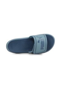 Puma slipper sandaal in het blauw, met een brede band met een gestructureerd oppervlak, logodetails en een geribbelde voetbed voor grip en comfort.