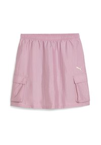 Falda rosa ligera con cintura elástica, dos bolsillos laterales tipo cargo y un pequeño logo blanco en la parte inferior derecha. Textura suave.