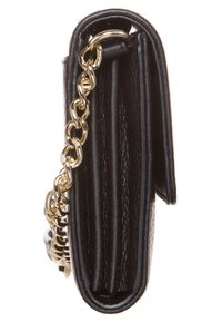 Černá kožená peněženka se zlatým řetízkem. Má kompaktní design, texturovaný povrch a viditelné šití podél okrajů.