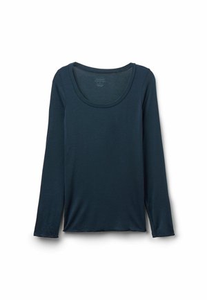 Maglietta a maniche lunghe con scollatura a barca, realizzata in morbido tessuto blu navy scuro. Presenta una vestibilità rilassata e una superficie liscia, con aperture laterali all'orlo.