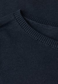 Marineblauer Strickpullover mit Rundhalsausschnitt und gerippten Bündchen. Die Textur ist glatt und gleichmäßig, mit einem mittelschweren Stoff.