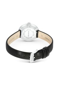 Correa negra de cuero genuino con acabado texturizado, caja de acero inoxidable plateado, diseño redondo y corona con detalle de cristal en la parte trasera.