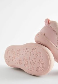 Chaussures pour enfants roses avec des semelles en caoutchouc texturé ornées de motifs de nuages et d'arc-en-ciel. Tige en tissu doux avec une languette à l'arrière.