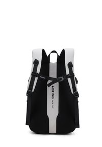 Zwarte en grijze rugzak gezien vanaf de achterkant met gevoerde schouderriemen, verstelbare borstsluiting en merknaam "Aoking" op verticale strip.