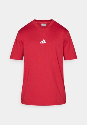 Tricou roșu cu gât rotund, realizat din material fin, cu un mic logo alb Adidas pe piept și mâneci scurte. Design simplu.