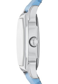 Montre argentée avec un boîtier rectangulaire, un bracelet en cuir bleu clair et un détail de couronne texturé sur le côté.