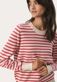 Leichtes Rundhals-Knitwear mit roten und cremefarbenen horizontalen Streifen, gerippten Bündchen und einer weichen Textur. Ideal für lässige Layering.