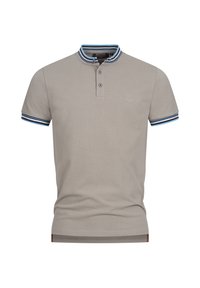 Jasnoszara koszulka polo wykonana z bawełny, z kołnierzykiem w niebiesko-białe paski, dwoma guzikami i logo na piersi.