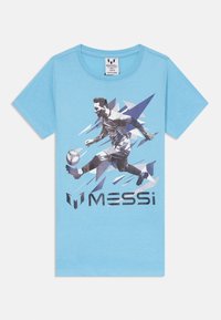 Šviesiai mėlynas medvilninis marškinėliai su grafika, vaizduojančia futbolininką judesyje, ir tekstu "MESSI" ryškiai juodomis raidėmis.