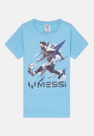 Hele sinine puuvillane t-särk, millel on graafika jalgpallurist liikumises ja tekst "MESSI" paksude mustade tähtedega.