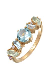 Goldring mit fünf Edelsteinen: einem runden blauen Topas, zwei rechteckigen blauen Steinen und zwei grünen und pinken Steinen, alle in Krappenfassungen gesetzt.