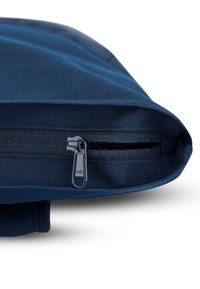 Sötétkék textil táska sima felülettel, YKK cipzárral a tetején, kerek formával és lapos alappal.