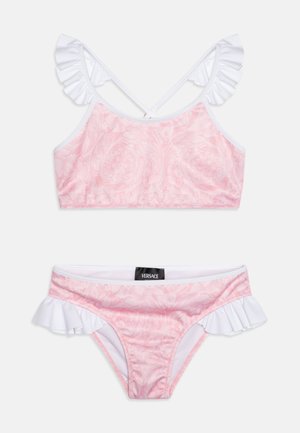 Conjunto de bikini de dos piezas en color rosa, hecho de tela estampada. La parte superior tiene tirantes con volantes; la parte inferior tiene adornos con volantes en los lados. Con ribete blanco.