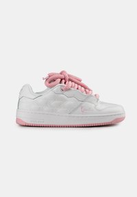 Adidași albi cu accente roz și model texturat, matlasat. Prezintă șireturi roz rotunde, piele netedă și talpă din cauciuc.