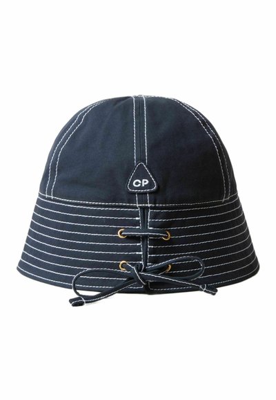 Cappello a secchiello blu navy con cuciture bianche, dettaglio in pizzo regolabile e una patch a forma triangolare sulla parte anteriore, realizzato in tessuto resistente.